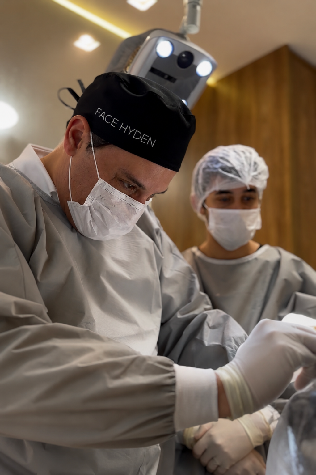 Dr. Tiago em procedimento cirúrgico na Facehof